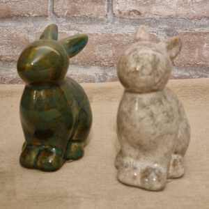Keramieken konijnen in groen en beige, zelfde model in twee kleuren
