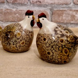 Set van twee keramieken kippen in bruin‑crème tinten