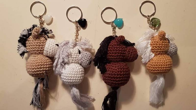Gehaakte paarden sleutelhanger