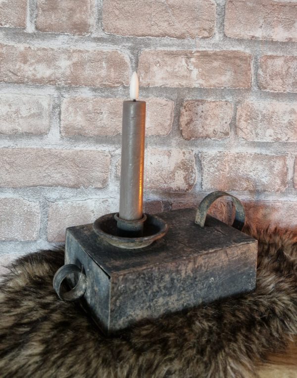 Metalen kandelaar met lade