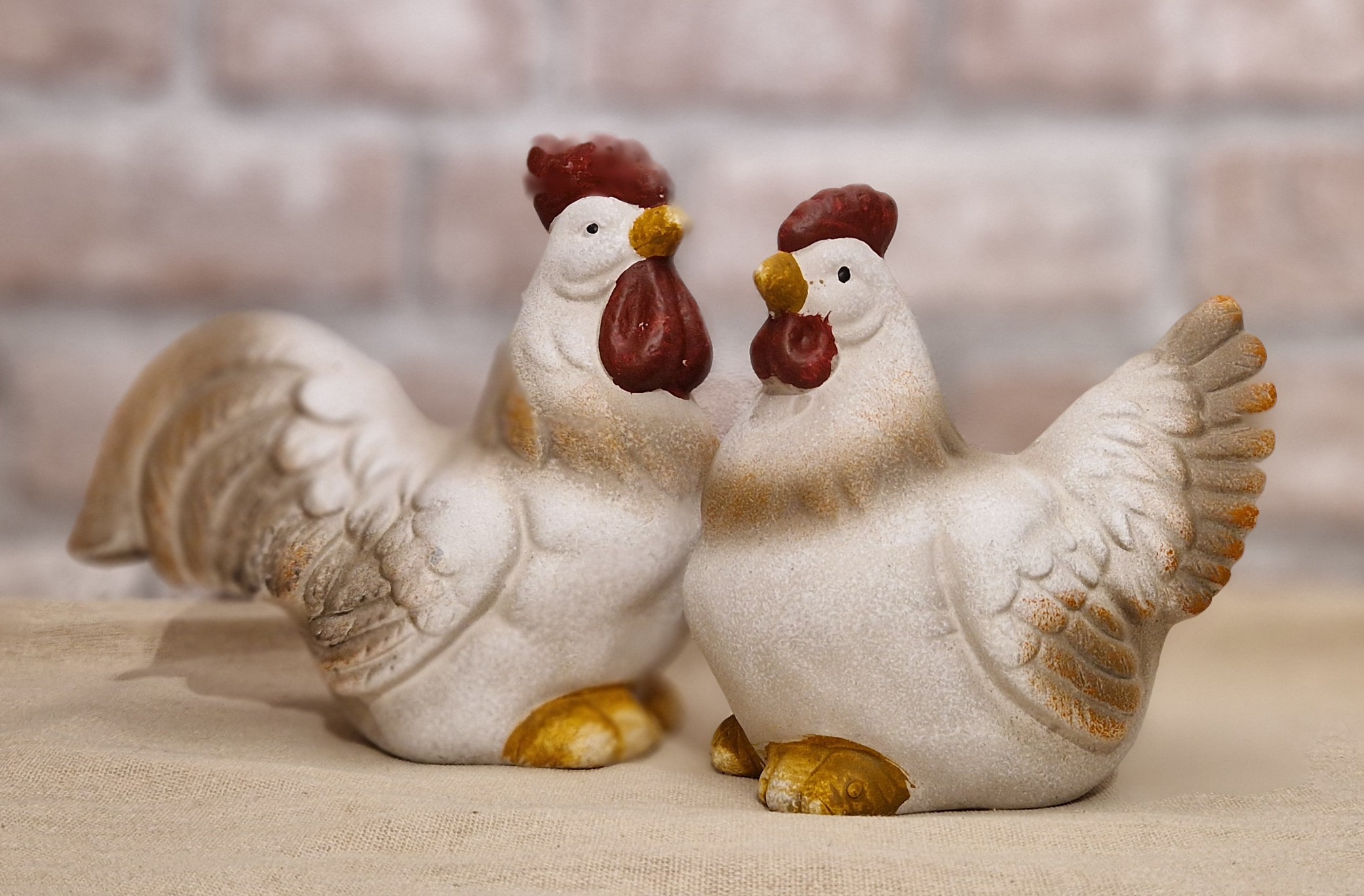 Set van keramieken haan en hen in witte uitvoering