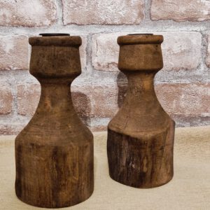 Houten kandelaar met rustieke uitstraling, sfeerfoto met twee stuks