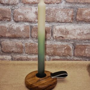 Mangohouten kandelaar met leren lus, sfeerfoto met kaars