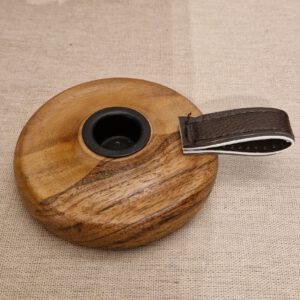 Mangohouten kandelaar met zwarte inzet en leren lus