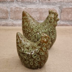 Twee keramieken kipjes groot en klein groen decoratie